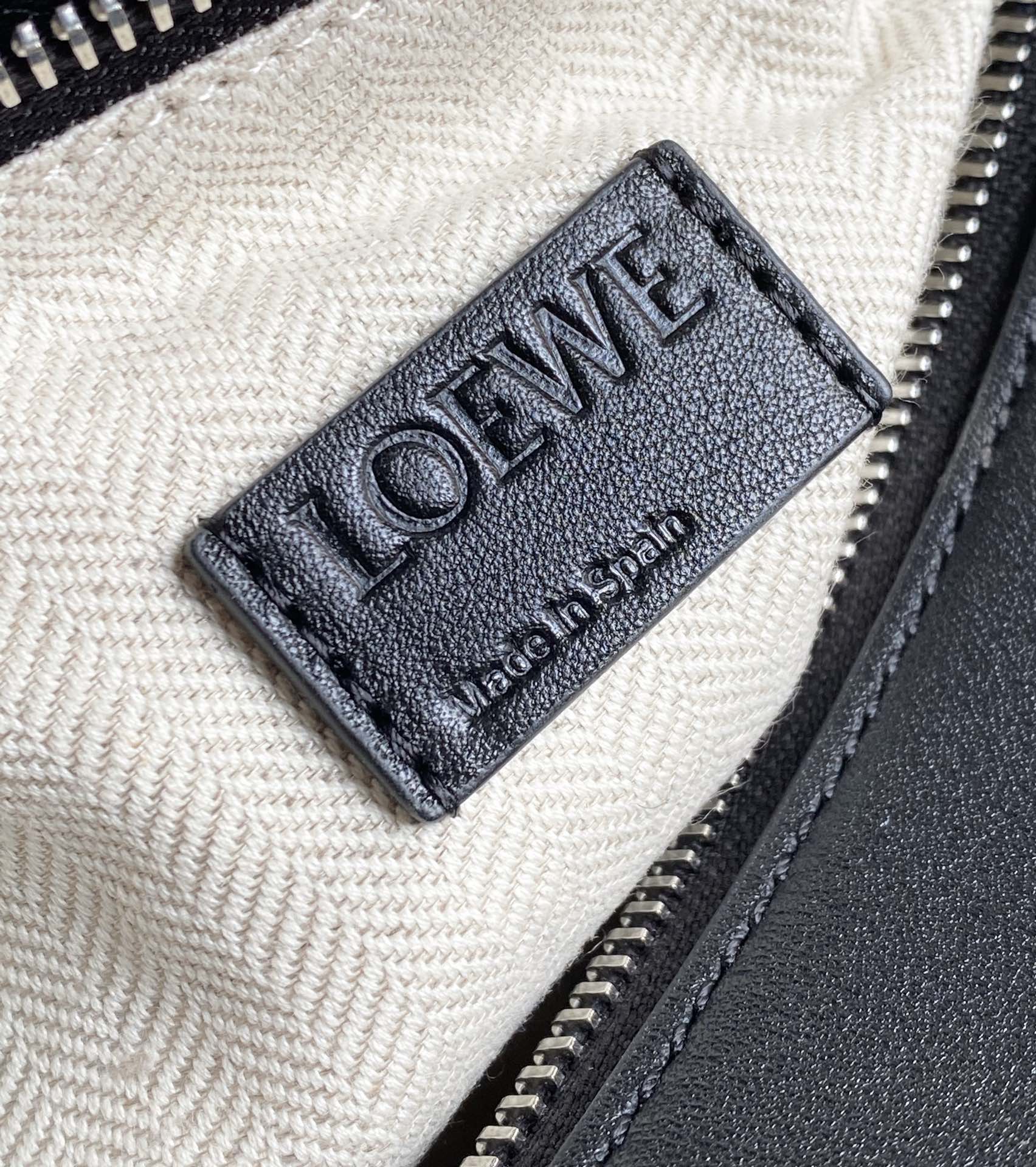 Loewe Large Puzzle Bag in Classic Calfskin Black